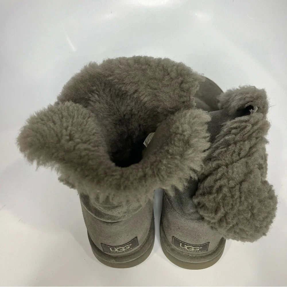 UGG Bailey Button gray suede‎ boots size 8
